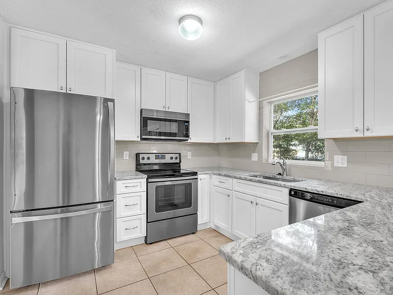 385 Lincoln Ave — Photo 14