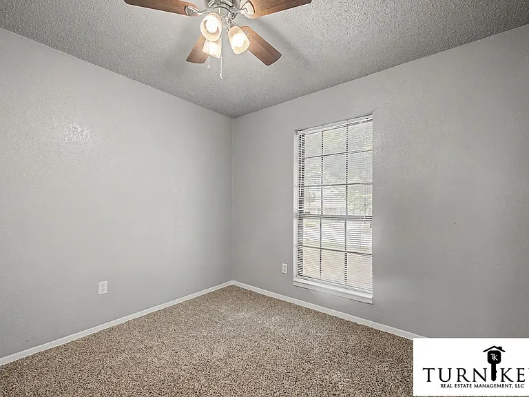 913 Springhill Dr — Photo 14