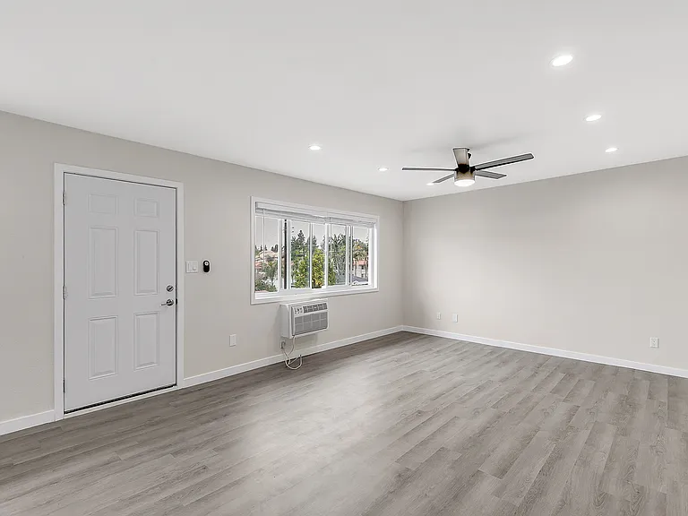 601-613 E Birch St #2B — Photo 9
