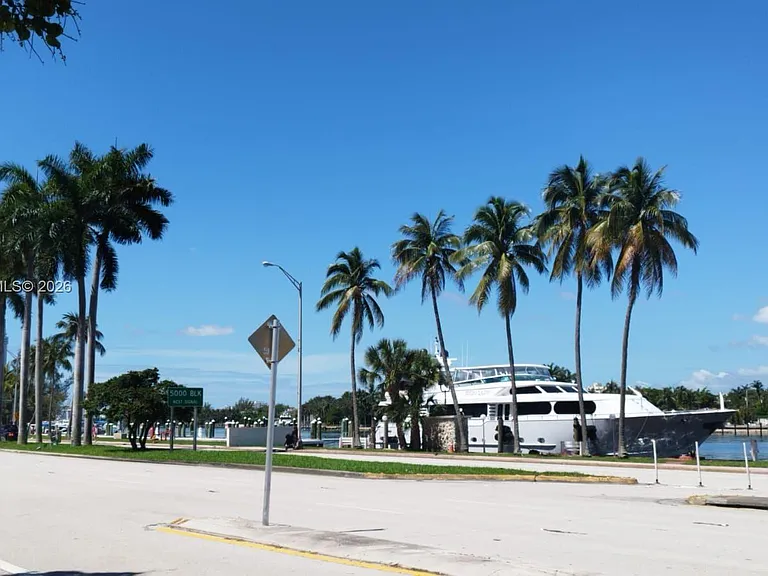 5401 Collins Ave #1110 — Photo 30