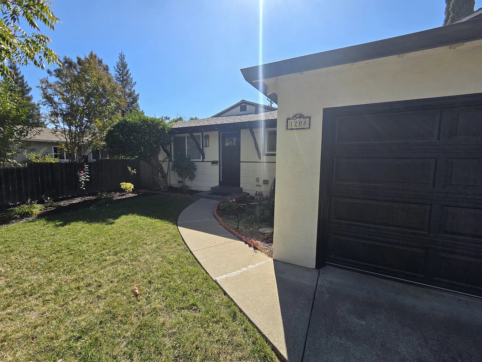 3 bed, 1234 sqft, $2,688 — Photo 3