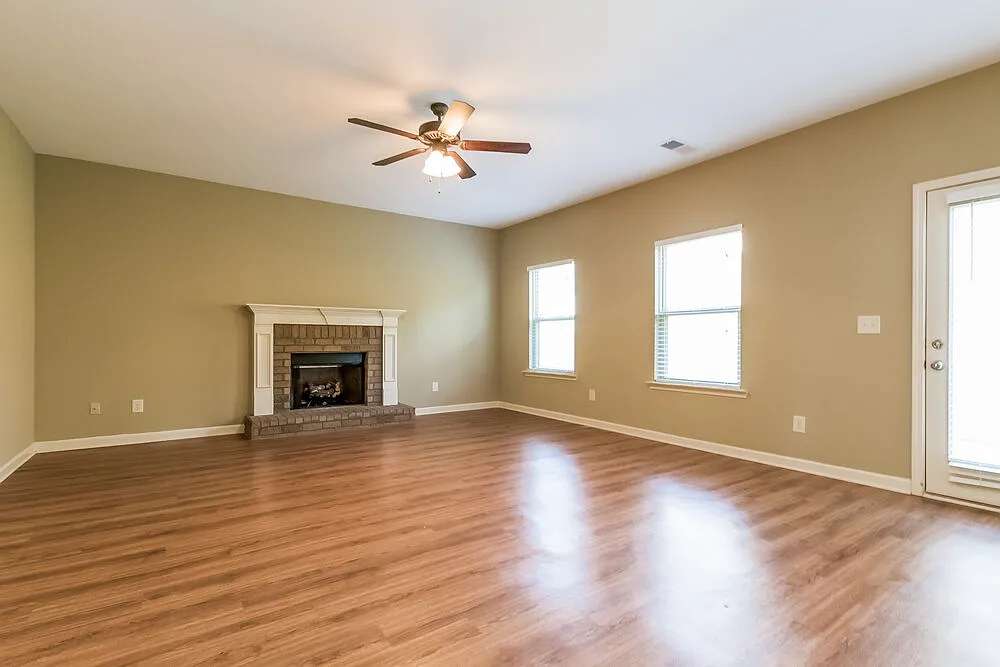 4 bed, 2.5 bath, 2038 sqft, $2,125 — Photo 4