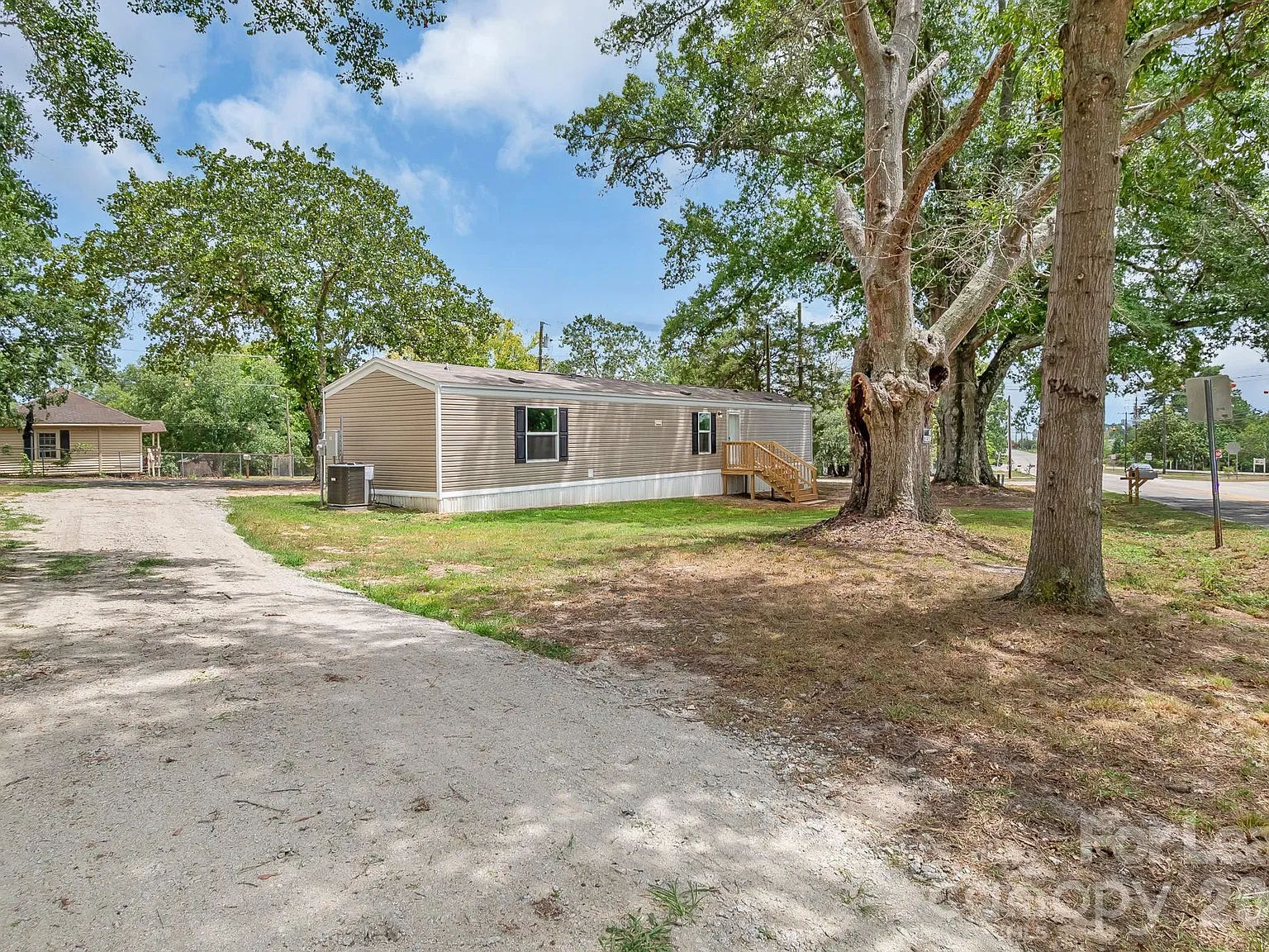 3 bed, 2.0 bath, 905 sqft, $1,600 — Photo 3