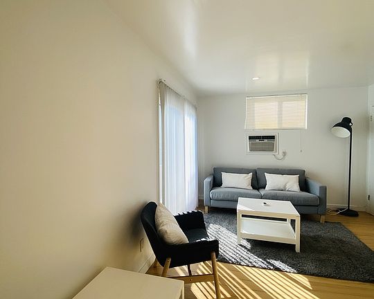 4th image of 1716 Purdue Ave #301