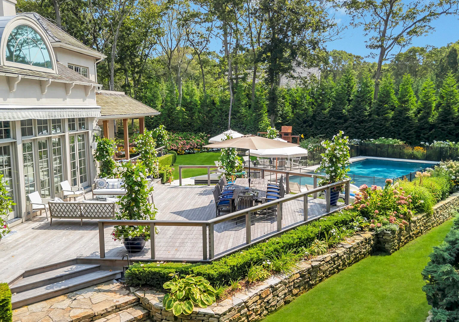 Spacious & chic Southampton estate with heated pool — Photo 4