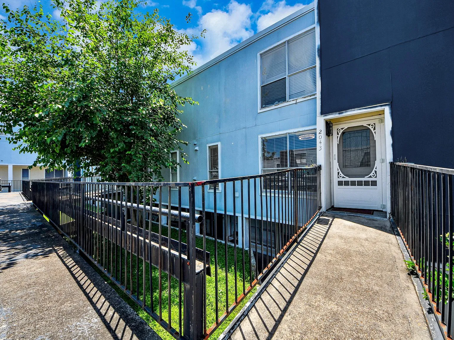 3 bed, 2.5 bath, 1924 sqft, $1,800 — Photo 2