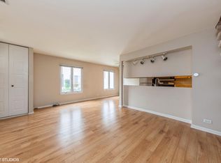 1067 Cove Dr #140B, Prospect Heights, IL 60070