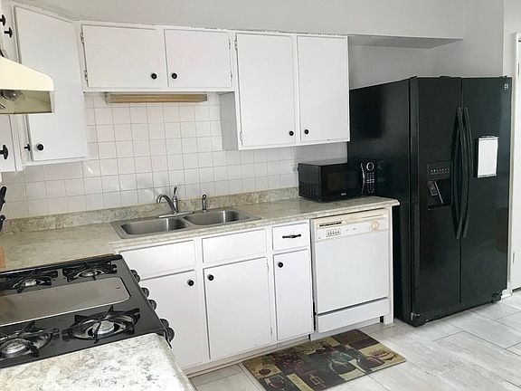 3rd image of 634 N Harvard Ave