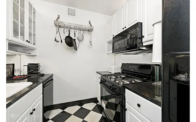 Rented by Douglas Elliman | media 15