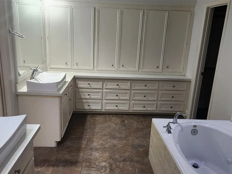 2127 Manor Green Dr — Photo 16
