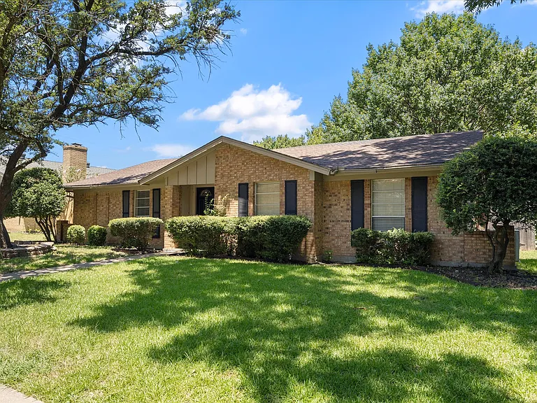 2413 Village Green Dr — Photo 15