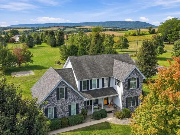 1695 Kings Ct, Pen Argyl, PA 18072