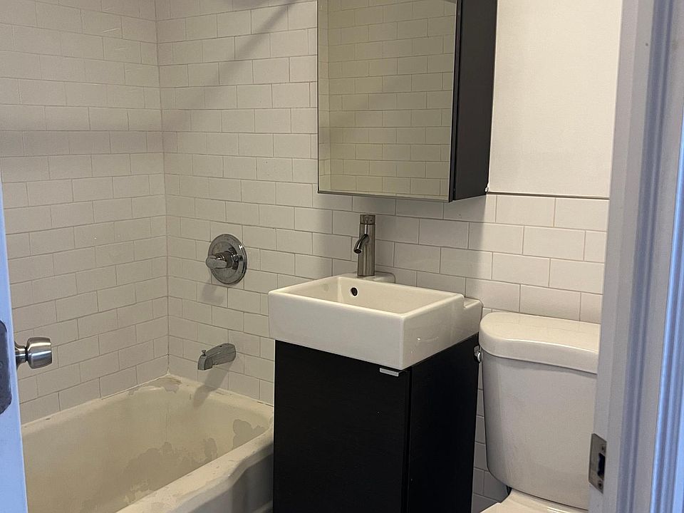 2nd image of 1537 Beach Ave #1