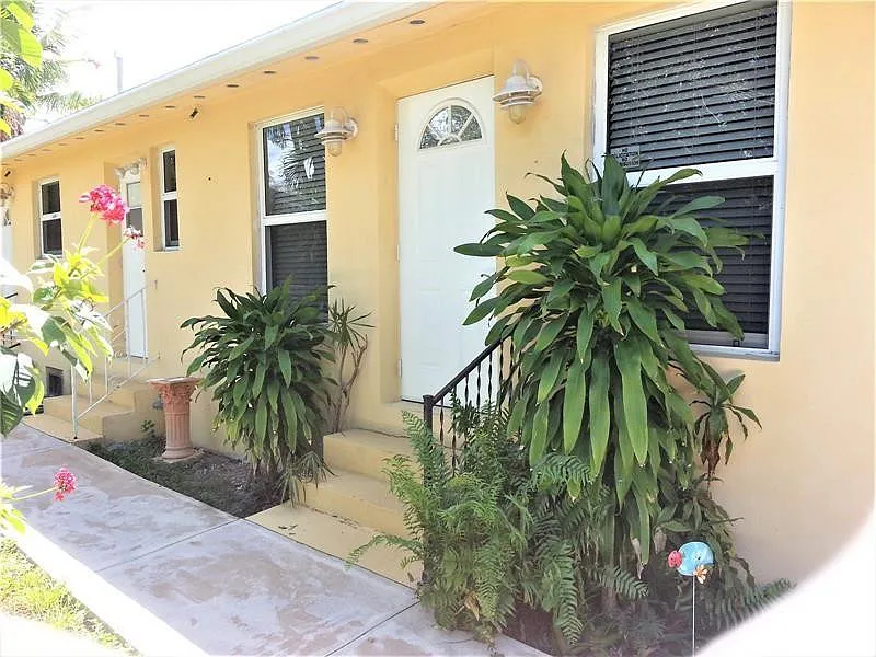 2 bed, 1.0 bath, 1540 sqft, $2,300 — Photo 1