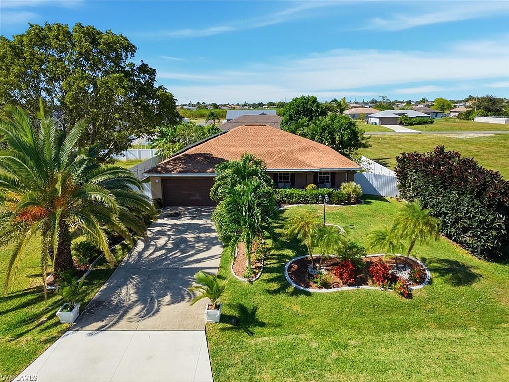 ✨️Your Waterfront Dream Home Awaits!✨️ 📍2306 SW 51st St, Cape Coral, FL  33914 Discover the perfect blend of modern comfort and coastal charm in  this beautifully renovated waterfront oasis! Step into a, image size:1024x768