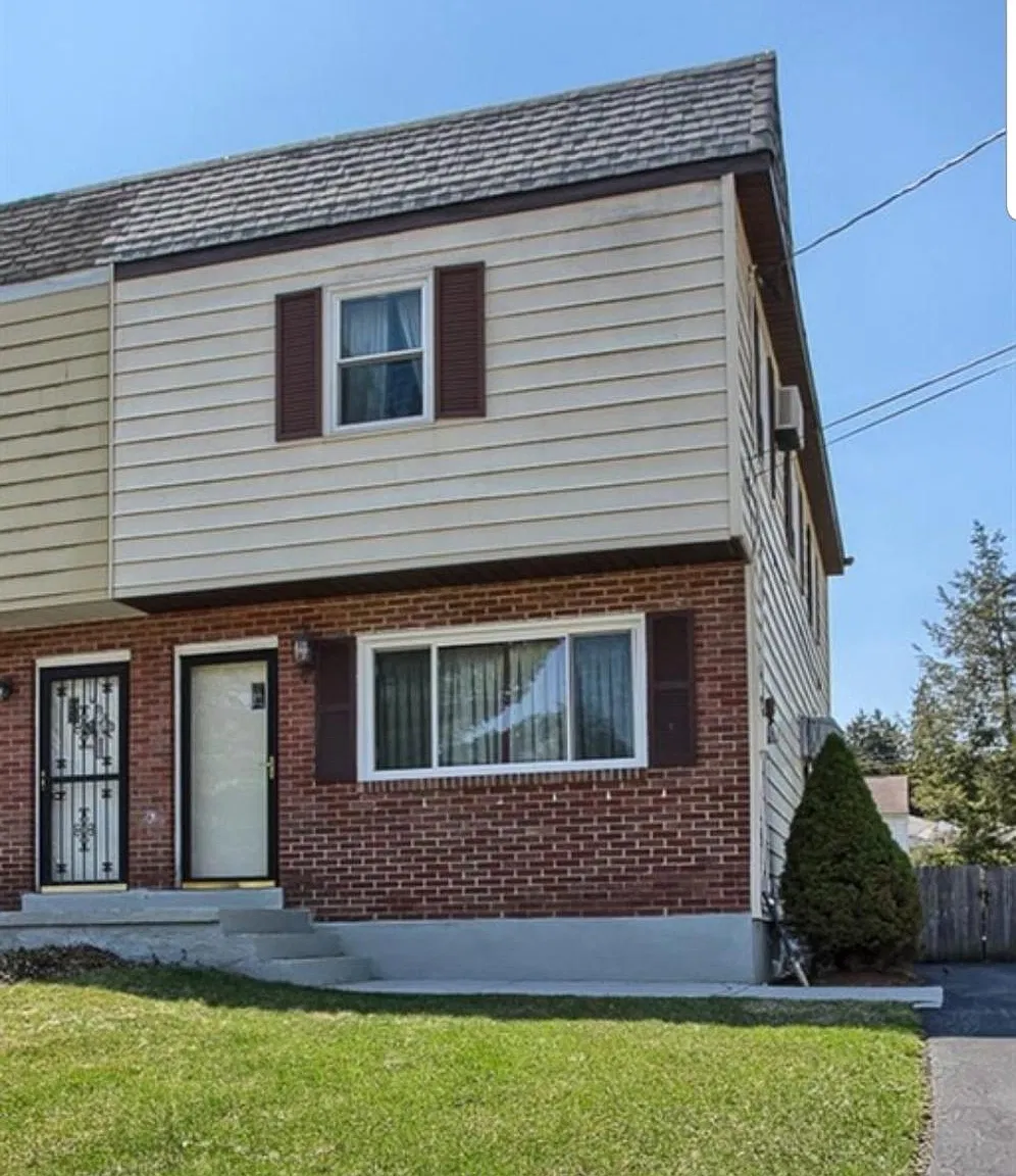 3 bed, 1.5 bath, 1224 sqft, $1,550 — Photo 1