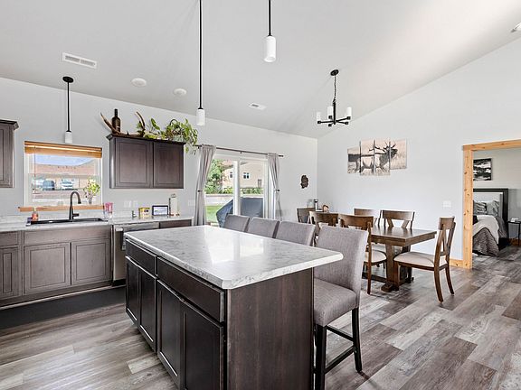 5th image of 405 Sheffield Ct