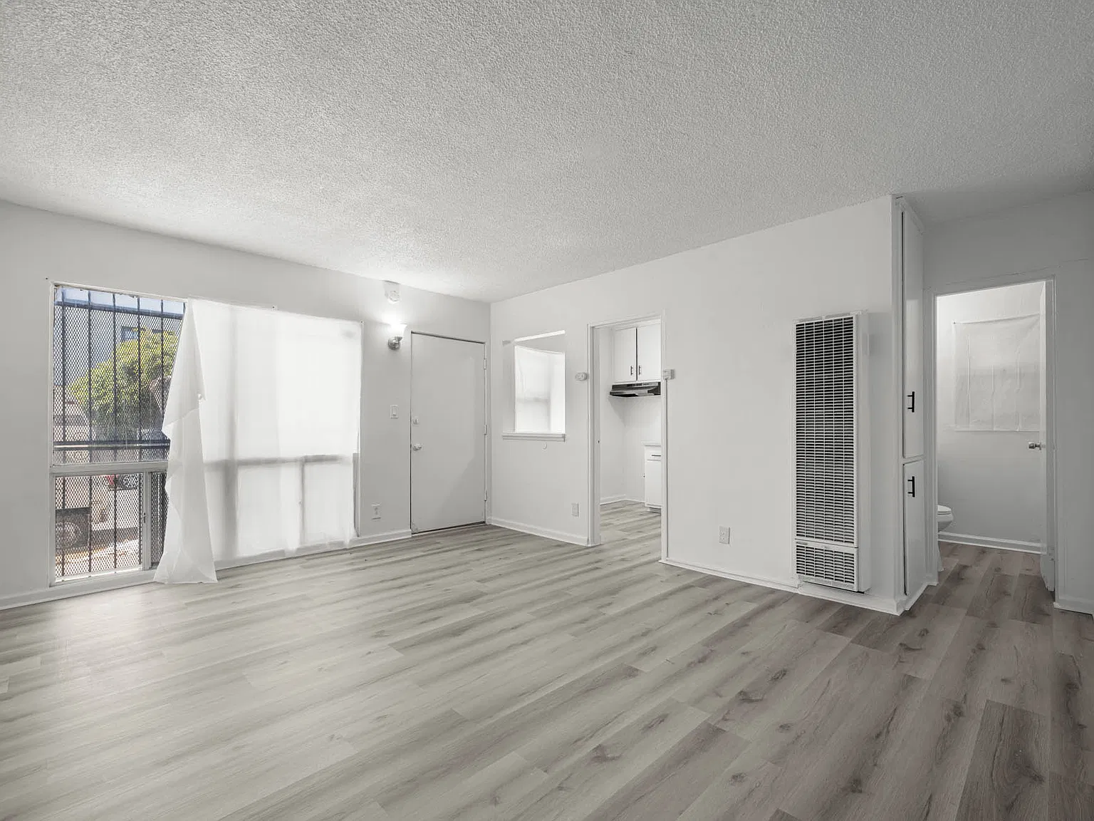 1018 N Mariposa Ave — Photo 1