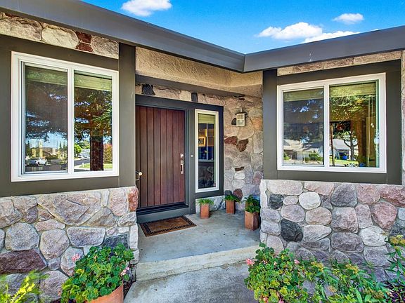 3rd image of 225 Bighorn Court