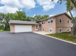 25164 W New Barry Ln, Lake Villa, IL 60046