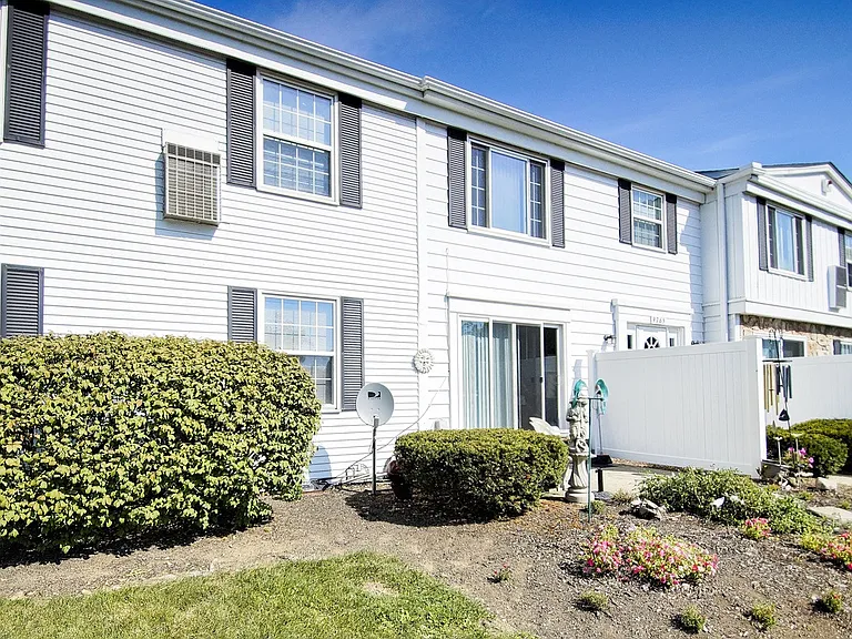 Olmsted Falls Village Apt - SPO Properties — Photo 2