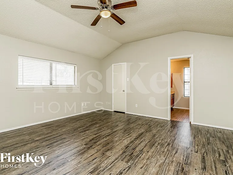 2661 Claremont Dr — Photo 8