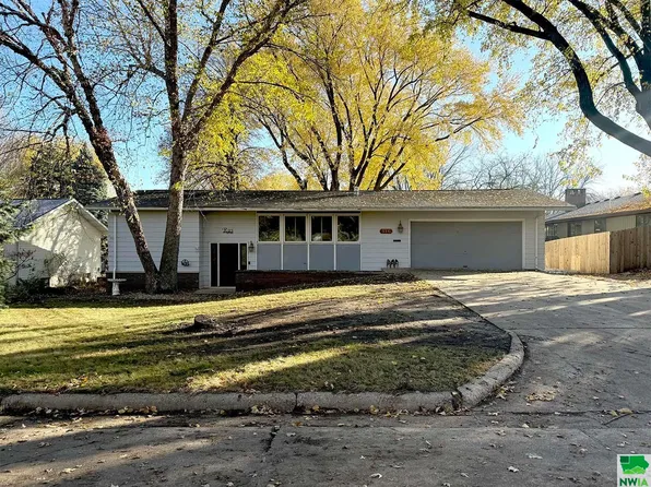 536 3rd Ave SE, Sioux Center, IA 51250