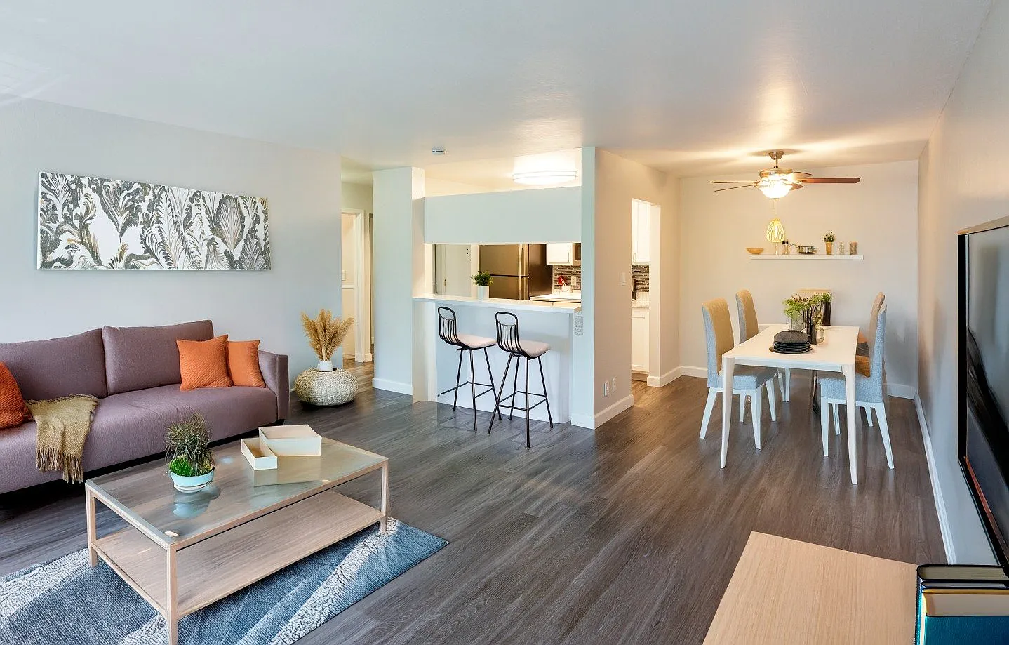 Redwood Plaza Apartments — Photo 1