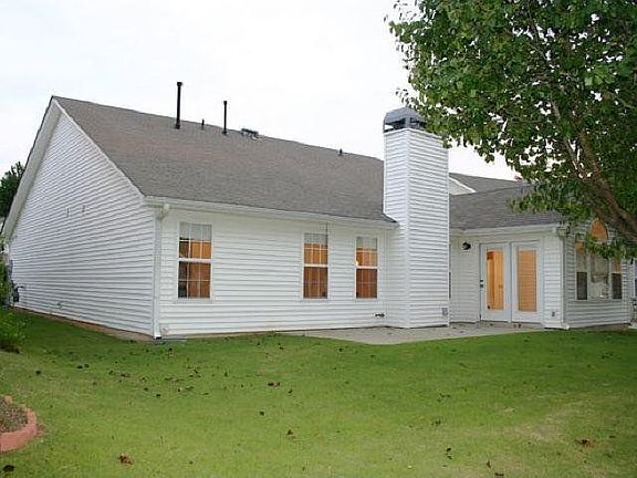 2nd image of 1035 Pinehurst Dr