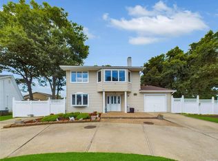 39 Bening Ln, Holbrook, NY 11741
