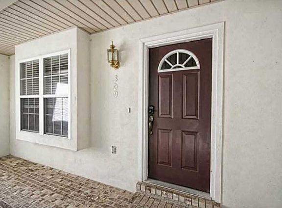3rd image of 309 NW Linebarger Ln