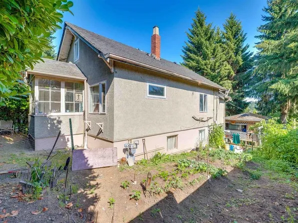 112 10th Ave E, New Westminster, BC V3L 4R6