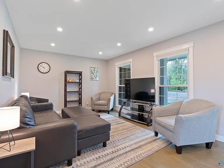 1801 Carson Ln NW — Photo 3