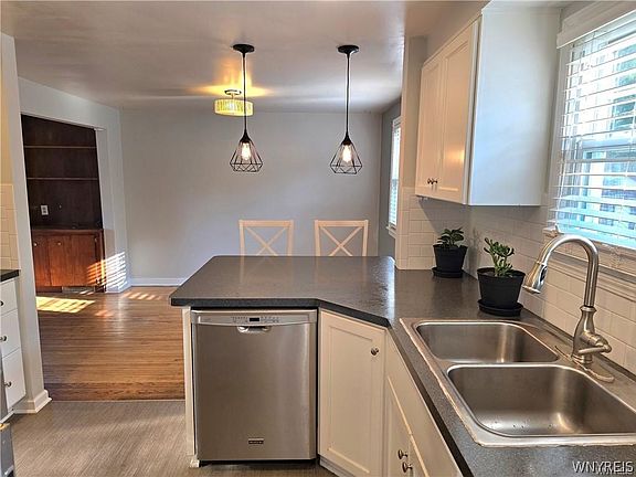 5th image of 233 Rosedale Blvd