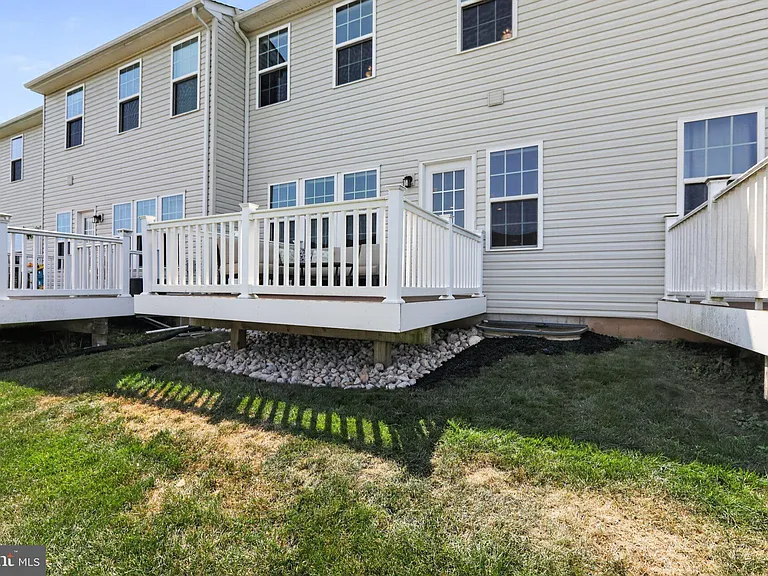 1551 Emily Ct — Photo 36