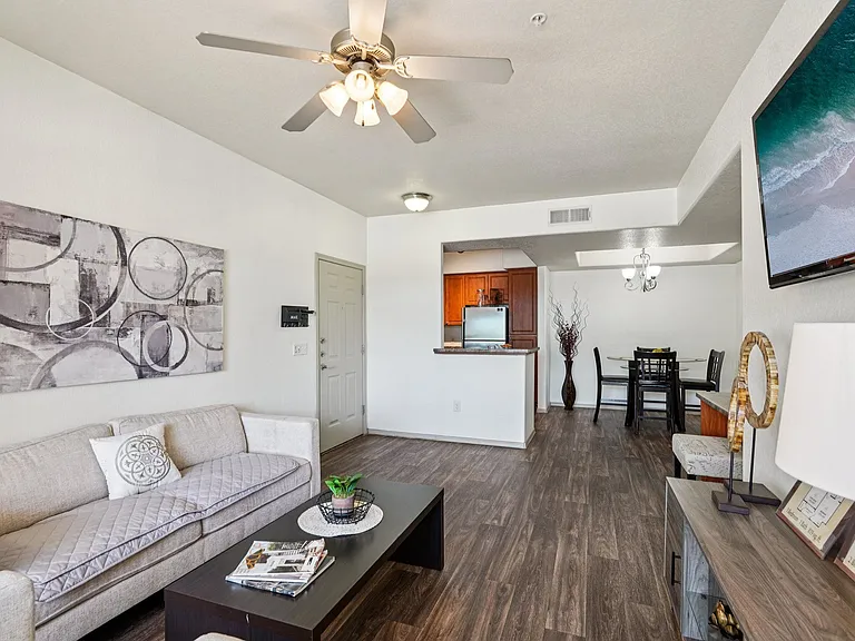 Del Mar Apartments — Photo 8