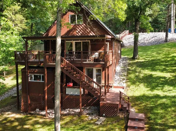 565 Lake Shore Dr N, Goreville, IL 62939