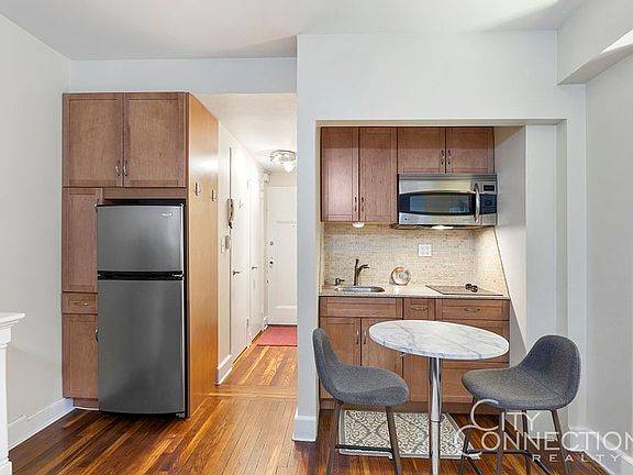 2nd image of 320 E 42nd St APT 403