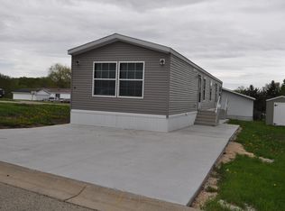 21 Meadowbrook Park Dr, Iron Ridge, WI 53035