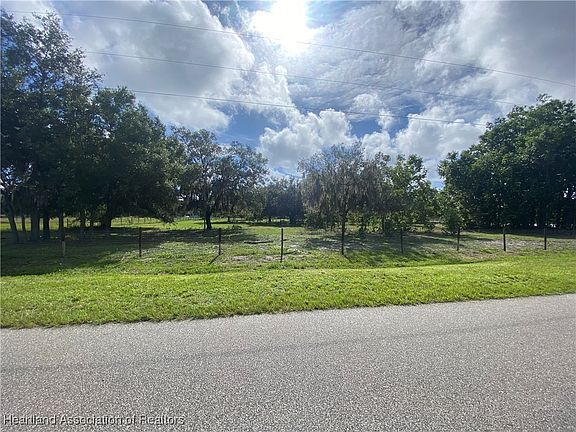 3rd image of 160 Park Land Dr
