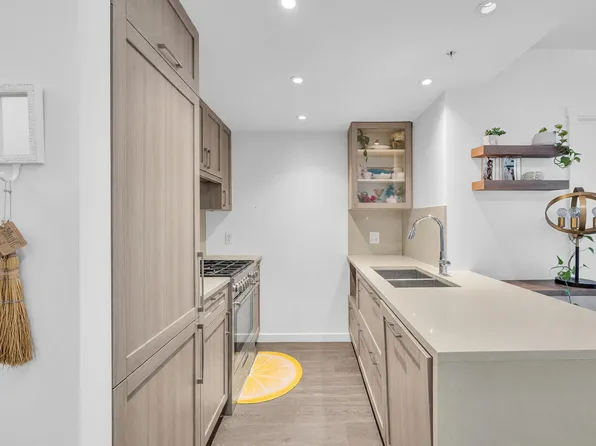 5598 Ormidale St #504, Vancouver, BC V5R 0E5