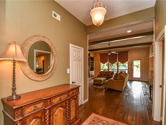5th image of 402 Rolling Hills Cir
