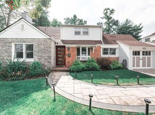 169 Greenway W, New Hyde Park, NY 11040