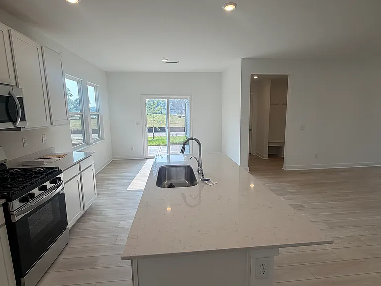 425 Eisenhower St — Photo 4