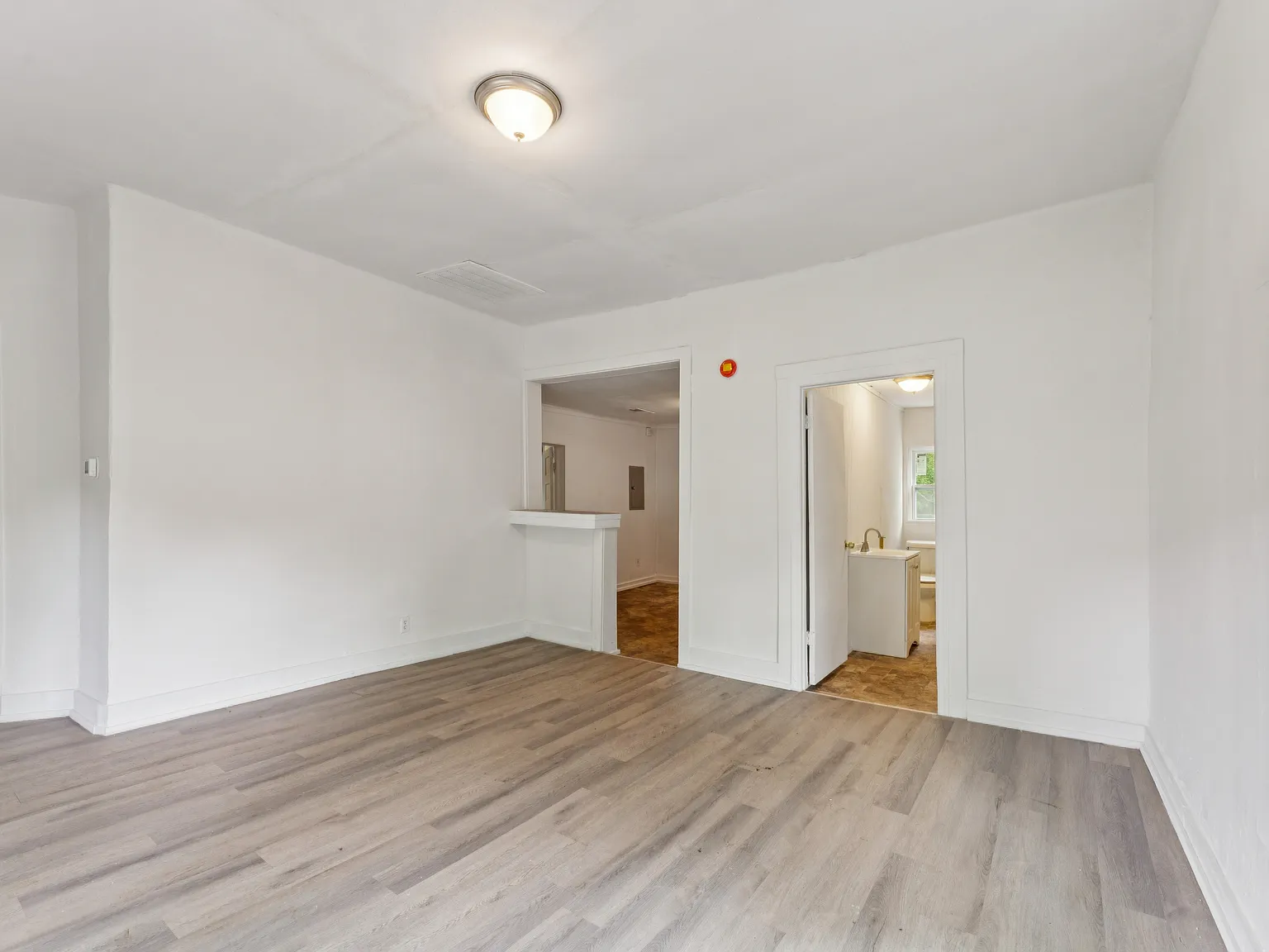 3 bed, 820 sqft, $1,000 — Photo 3