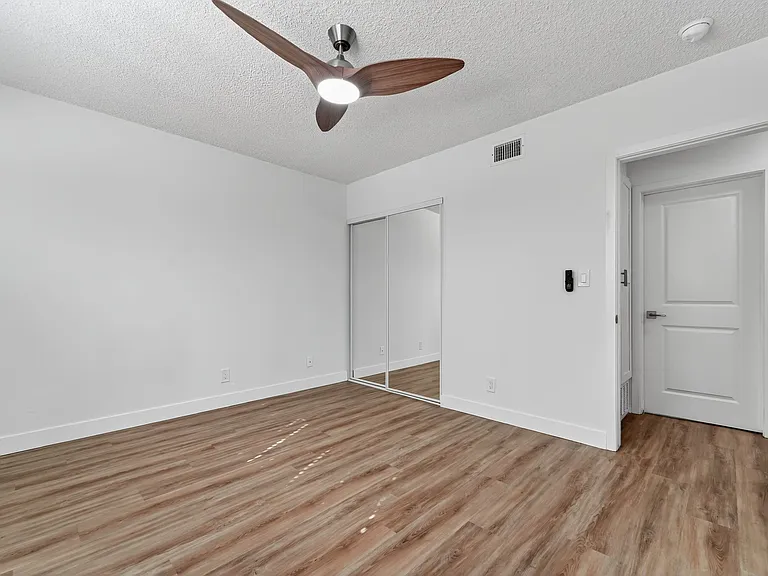 Country Club West — Photo 28