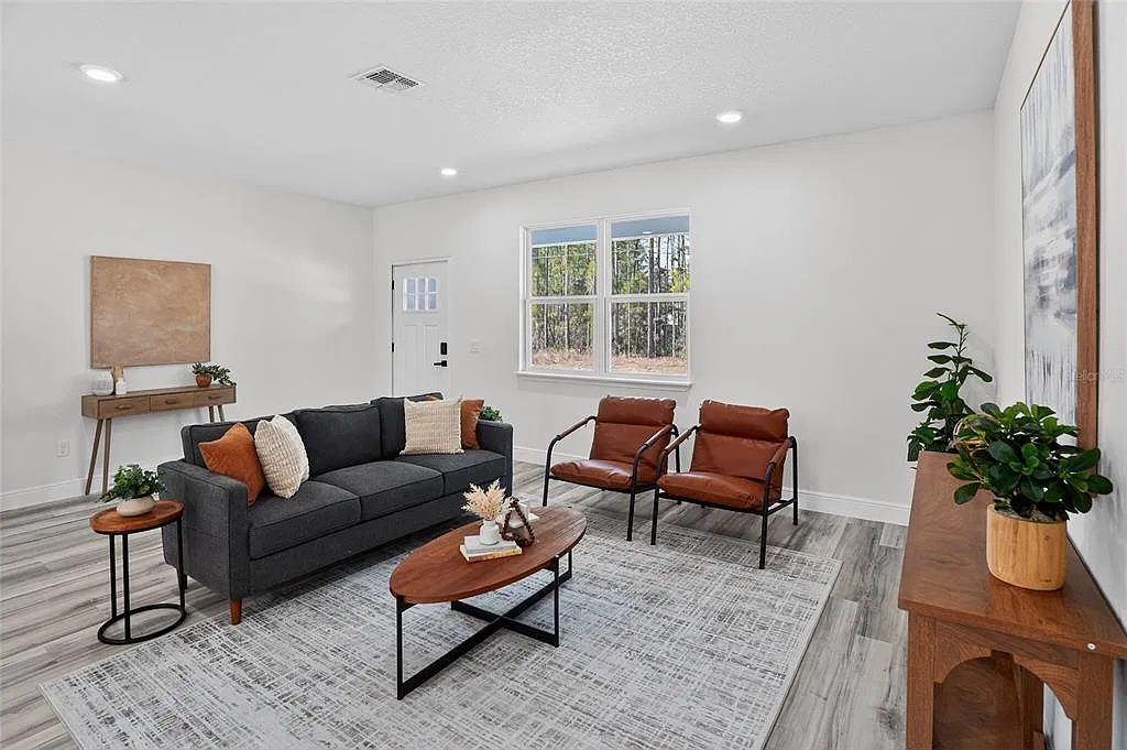 4 bed, 2.0 bath, 1845 sqft, $1,950 — Photo 2