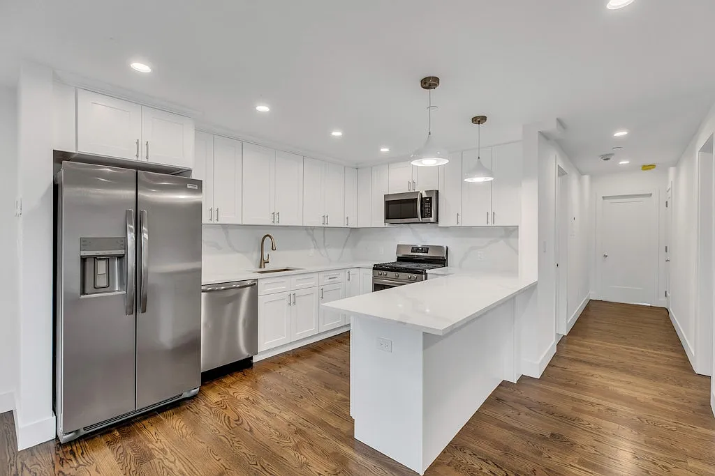 2 bed, 1060 sqft, $5,800 — Photo 2