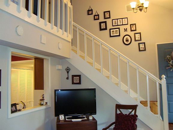 4th image of 18199 Crownhill Dr