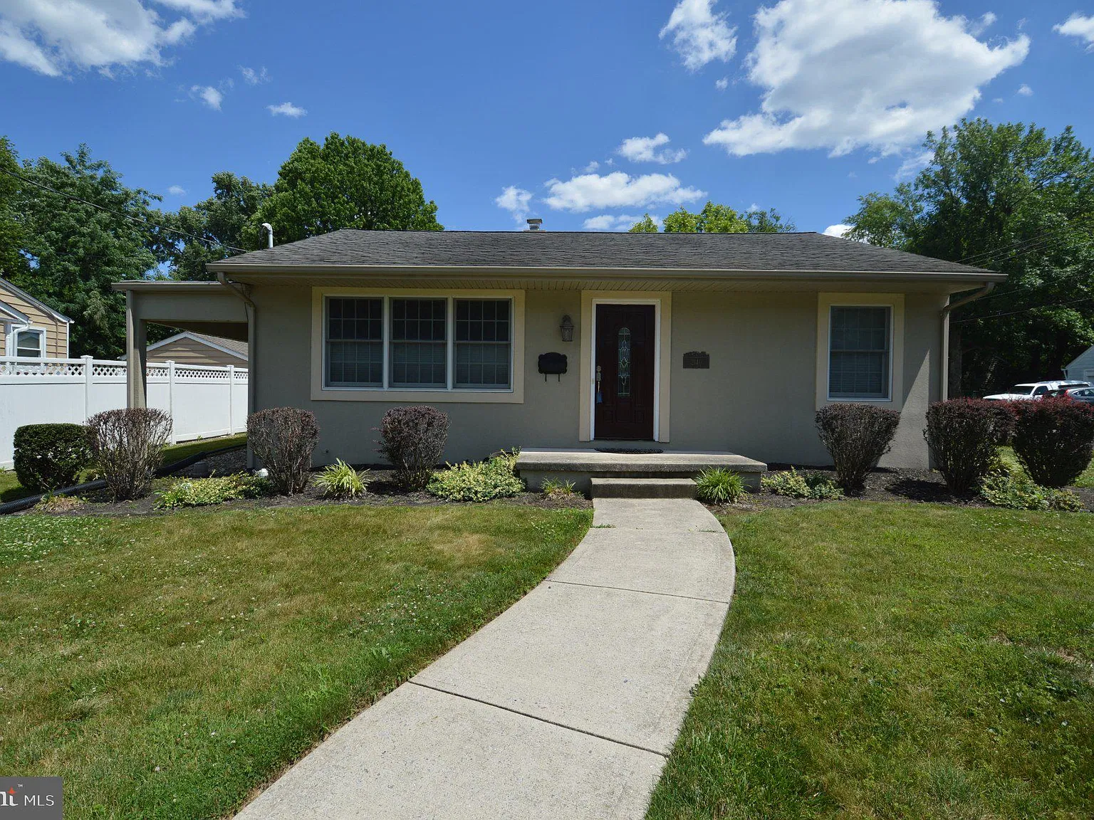 2 bed, 1.0 bath, 952 sqft, $2,300 — Photo 2